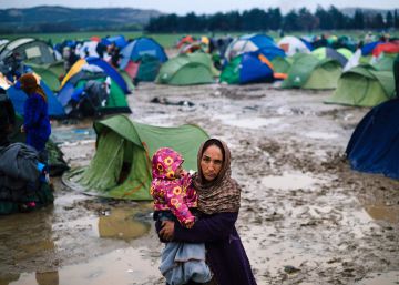 Una mujer con un beb&eacute; en Idomeni (Grecia). 