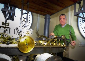 Jesús López-Terradas, conservador del reloj de la Puerta de el Sol.