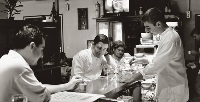 Els germans Roca i la seva àvia al bar-restaurant familiar de Girona.