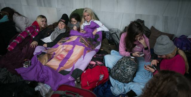 Dues seguidores es tapen amb un edredó de Justin Bieber