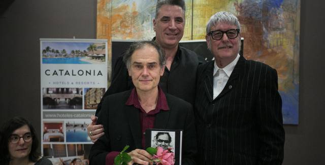 El escritor, Javier P&eacute;rez And&uacute;jar, recibe el premio Christa Leem 2016 de la mano del cantante Loquillo y Joan Estrada. 