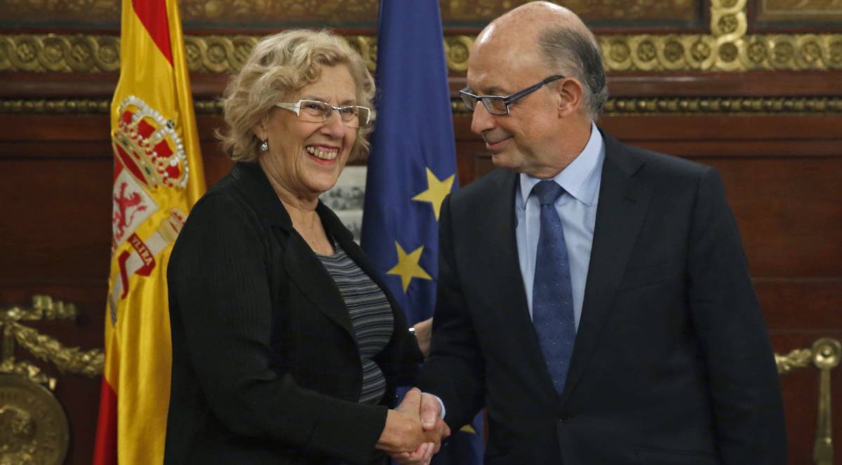 Manuela Carmena y Crist&oacute;bal Montoro en la reuni&oacute;n mantenida esta tarde en el Ministerio de Hacienda.