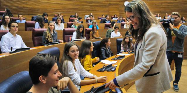 La vicepresidenta valenciana M&ograve;nica Oltra, con los adolescentes en las Cortes.