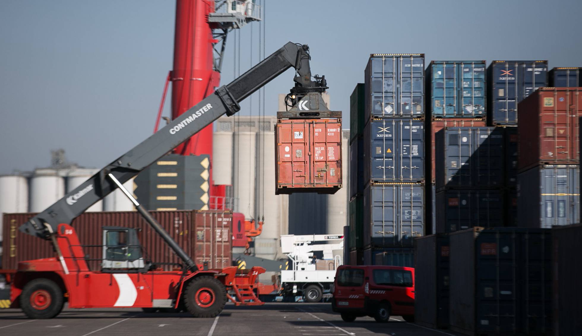 Carga de contenedores en una terminal del puerto de Barcelona. Carga de contenedores en una terminal del puerto de Barcelona.