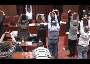 Els diputats catalans fan gimnàstica al Parlament