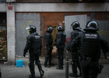 Los Mossos desalojan el Banc Expropiat cinco horas después de la reokupación