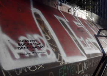 La Barceloneta es lleva amb pintades lloant el ‘sexe oral dels grafitis’