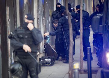 Los Mossos desalojan a la que persona que seguía dentro del Banco Expropiado