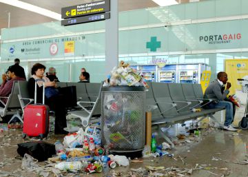 Lixo toma conta do aeroporto de Barcelona