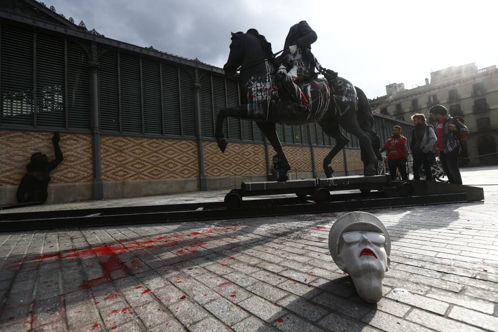 L'escultura eqüestre de Franco pintada.