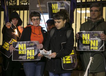 Crisis entre JxSí y la CUP tras las detenciones por quemar fotos del Rey Crisis entre JxSí y la CUP tras las detenciones por quemar fotos del Rey