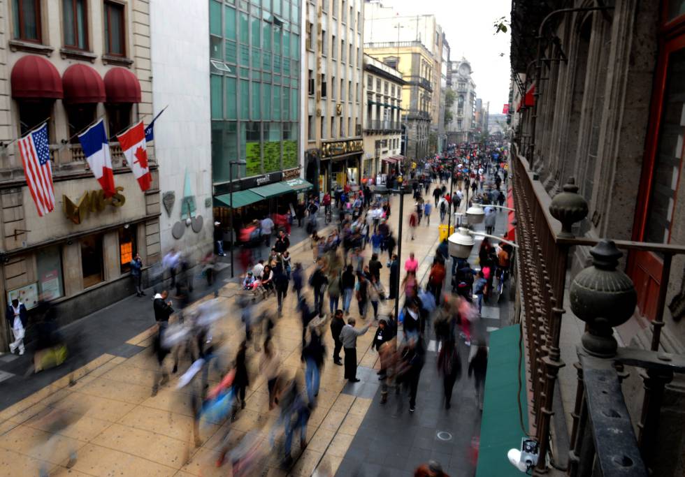 Ciudadanos caminando por la calle Madero en Ciudad de México.