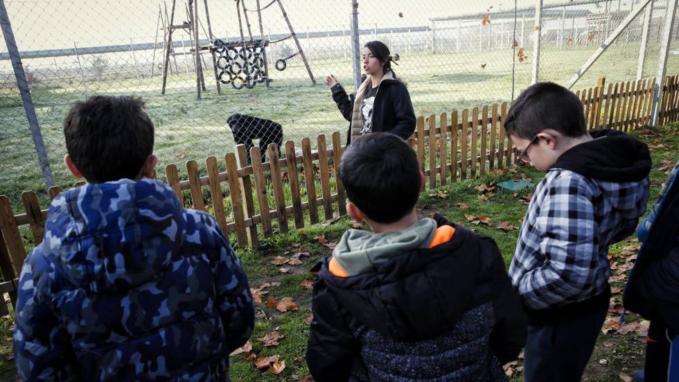 María Rodríguez, jefa de educación de Rainfer, durante una visita escolar.
