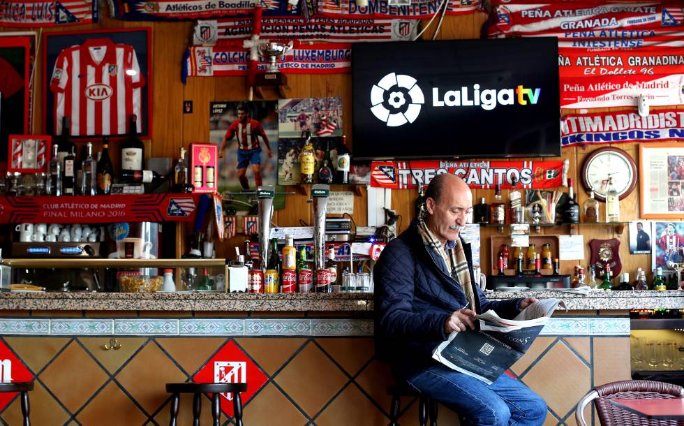 Un cliente en el bar El Doblete, en el Calderón.