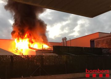 Un incendi obliga a desallotjar 140 persones del club Paradise