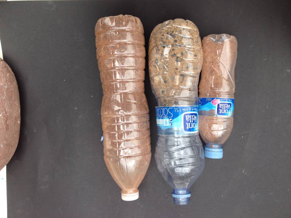 Botellas amb sorra confiscada.