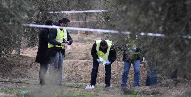 Agentes en el lugar del asesinato.