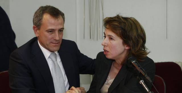 José Ramón Regueras, del PIPH, consuela a su compañera de partido María del Carmen Martínez tras la votación del 28 de enero de 2008.