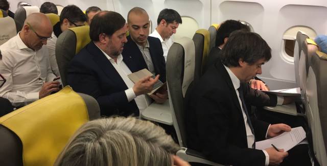Puigdemont y Junqueras, en el avión hacia Bruselas. Puigdemont y Junqueras, en el avión hacia Bruselas.
