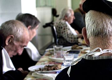 La Generalitat retalla en cuidadors familiars per concertar residències