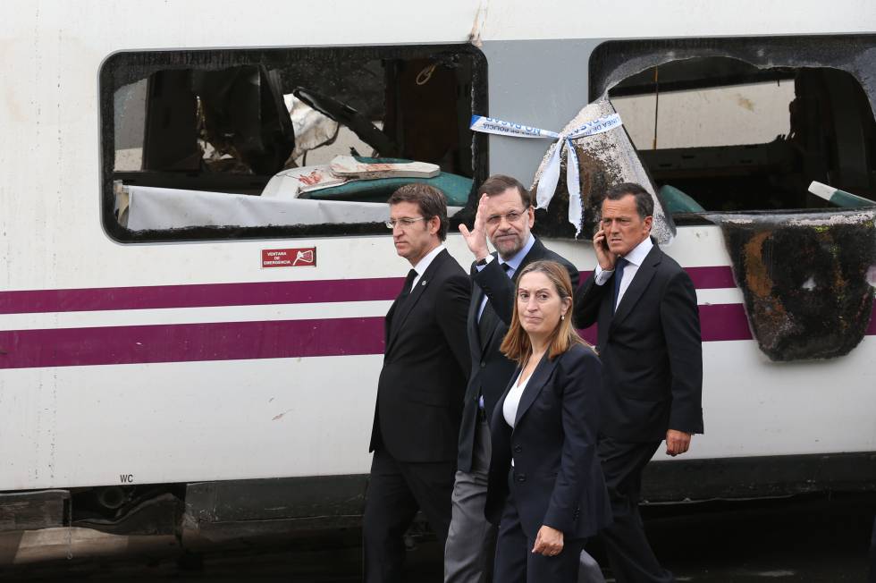 Rajoy visita el lugar del accidente junto a Feijóo y a la entonces ministra de Fomento, Ana Pastor.