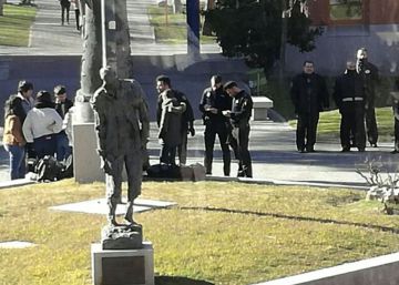 La Policía entra en la Rey Juan Carlos para identificar a alumnos que repartían folletos electorales La Policía entra en la Rey Juan Carlos para identificar a alumnos que repartían folletos electorales