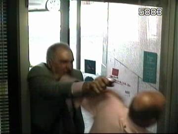 Antonio Padilla mantiene un forcejeo con el director de una caja de ahorros. Antonio Padilla mantiene un forcejeo con el director de una caja de ahorros.