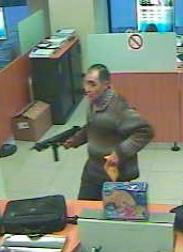 El atracador durante un robo en un banco en 2009, con el subfusil Z-70. El atracador durante un robo en un banco en 2009, con el subfusil Z-70.
