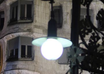 Colau defiende la legalidad del contrato de la luz Colau defiende la legalidad del contrato de la luz