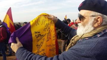 Ángel Rojo muestra la firma del brigadista Bob Doyle en su bandera republicana.
