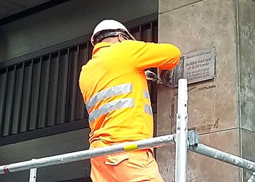 Barcelona retira las placas franquistas de Gràcia y Nou Barris