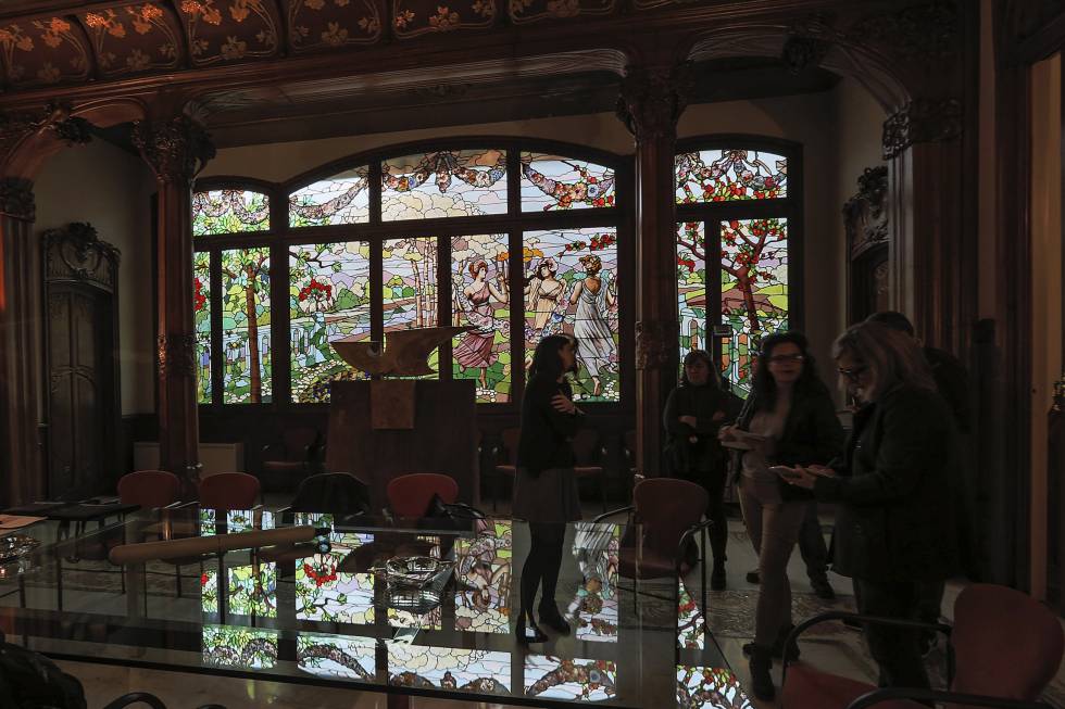 El saló modernista amb la impressionant vidriera d'Antoni Bordalba.