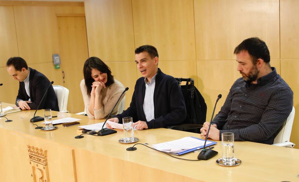 El concejal de Participación Ciudadana, Pablo Soto, en el centro de la imagen