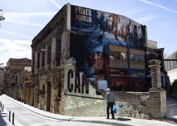 Colau cede ante los okupas para mantener la paz social