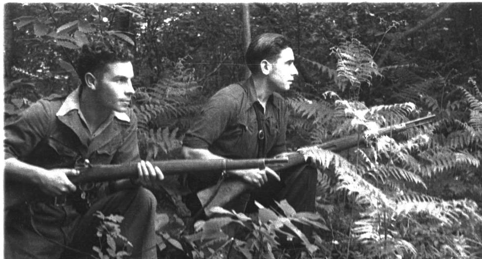 Dos jóvenes guerrileros en los montes de Asturias durante la Guerra Civil.