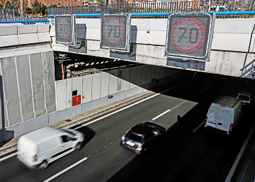Madrid reduce la velocidad en la M-30 y los accesos por la contaminación Madrid reduce la velocidad en la M-30 y los accesos por la contaminación
