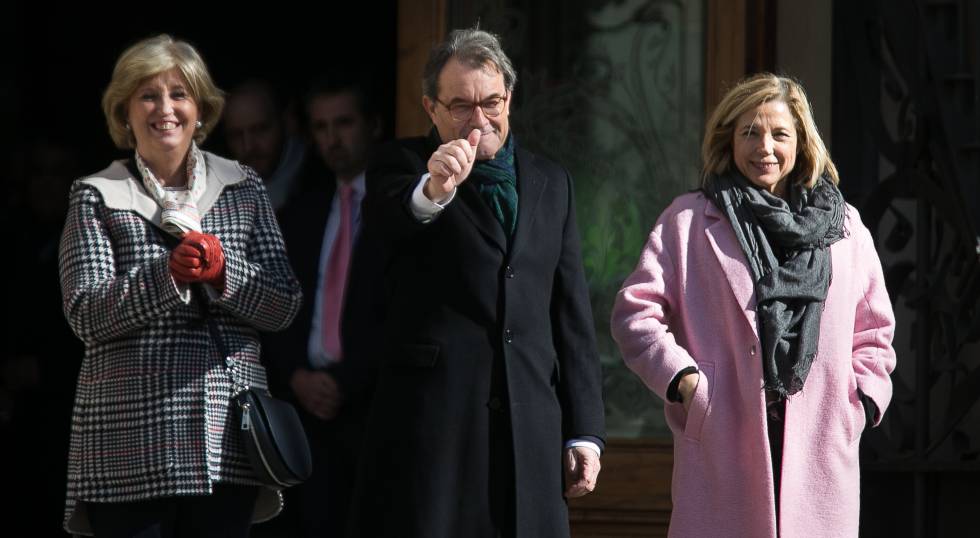 El tribunal condena a Artur Mas a dos años de inhabilitación por un delito de desobediencia El tribunal condena a Artur Mas a dos años de inhabilitación por un delito de desobediencia
