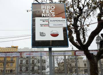 La placa con el aviso de suspensión de la 'mascletà' de hoy.