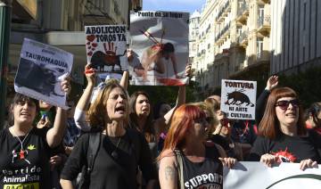 Activistes antitaurins, en la protesta d'aquest dissabte davant de la plaça de Toros de València.