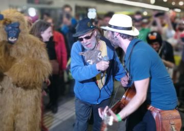 Festa ‘animal’ amb Muchachito al metro de Barcelona