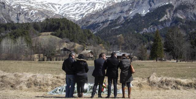 Familiares de víctimas ante el monolito erigido en Le Vernet (Francia) en 2015.