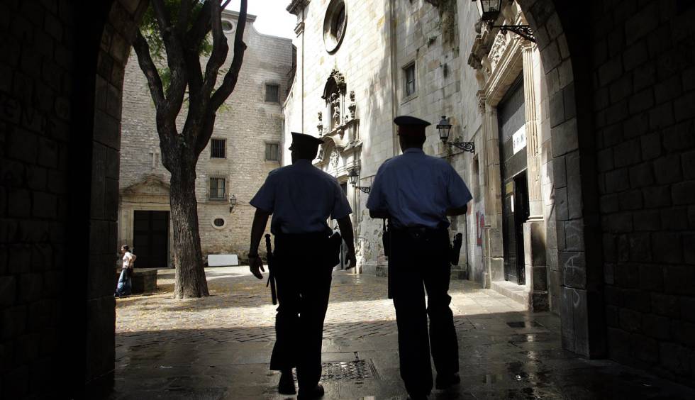 Dos mossos patrullan por el barrio barcelonés de Ciutat Vella.