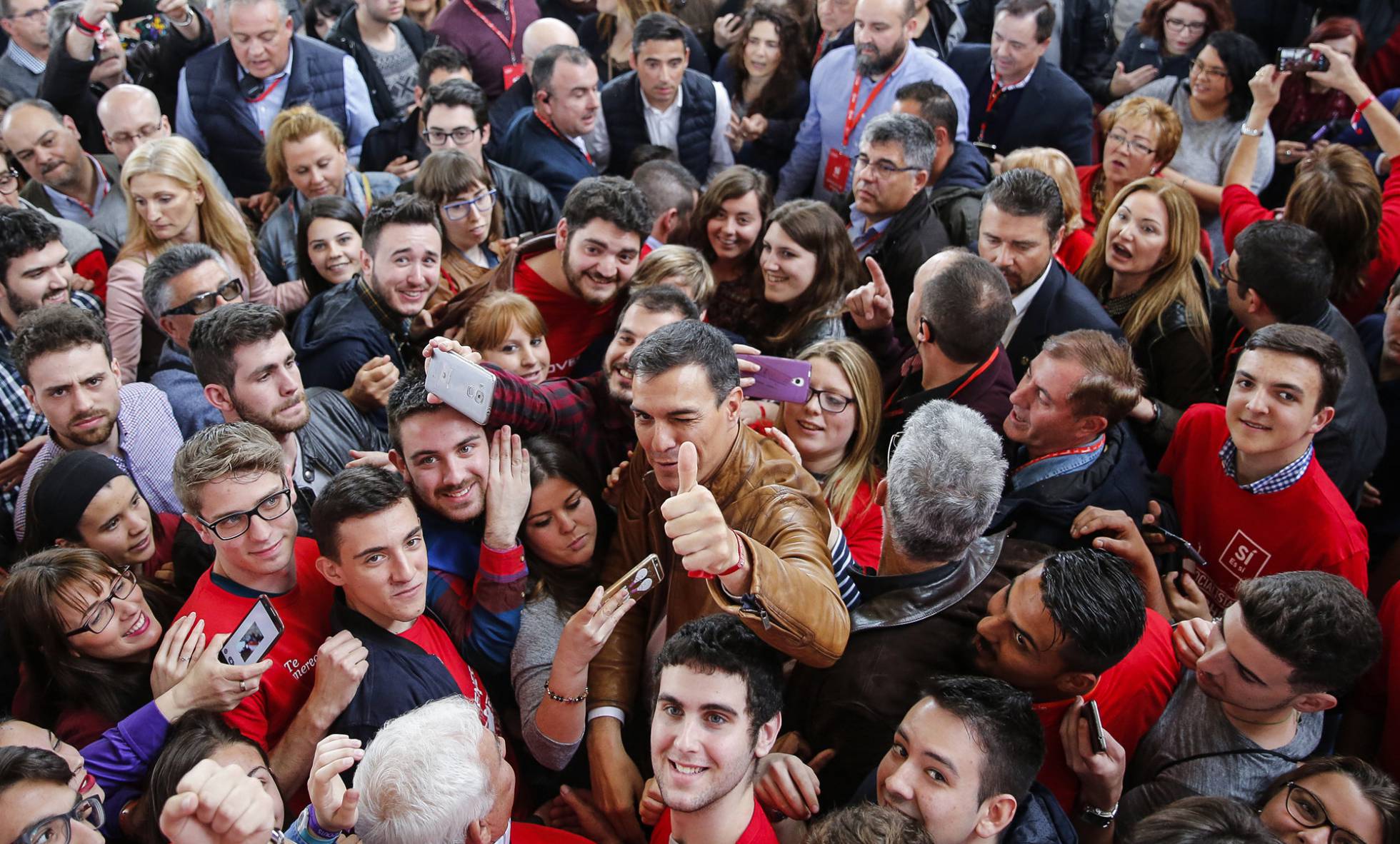 Pedro Sánchez, rodeado de militantes, en un acto en Burjassot, Valencia.rn