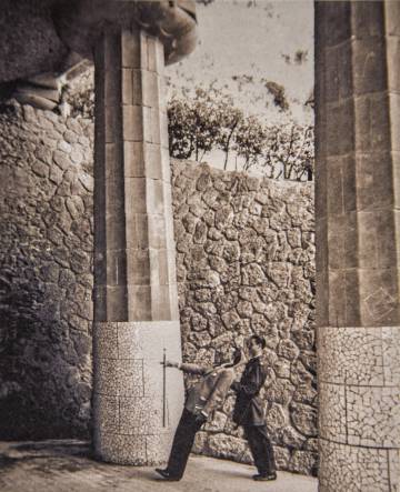 Dalí mostrant la inclinació de les columnes del Park Güell, en una fotografia d'autor desconegut.