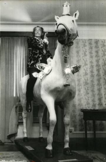 Dalí muntat en un cavall dissecat que li va regalar a Gala i que va fer pujar a l'habitació de l'Hotel Ritz on s'allotjava.