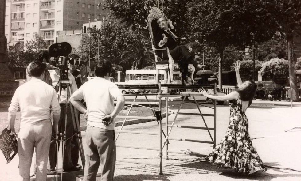 Rodant prop de l'Arc del Triomf un espot amb la 'bailaora' Maruja Garrido per al programa 'A la española', de Valerio Lazarov, el 1971.