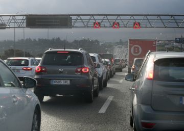 Fuertes retenciones por la lluvia en toda la ciudad Fuertes retenciones por la lluvia en toda la ciudad