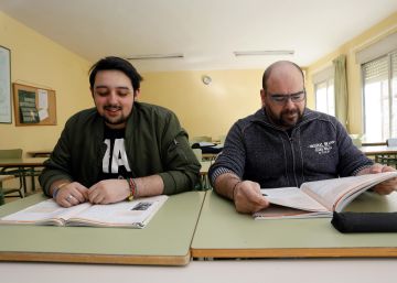Los adultos dejan las aulas con el alza del empleo