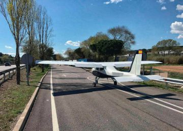 Una avioneta aterra d’emergència en una àrea de descans de l’AP-7