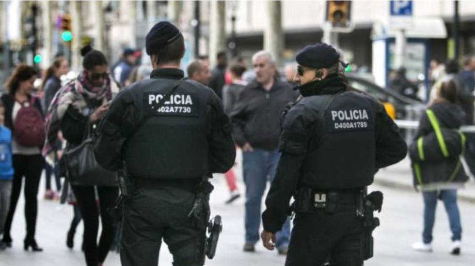 Agentes de los Mossos en el Portal de l’Àngel de Barcelona. rn